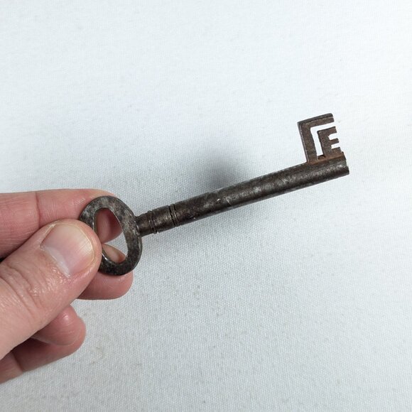 Antique skeleton Key pendant LE, home decor, vintage latch key - Picture 2 of 9